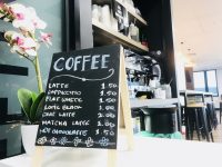 語学学校のカフェなら、コーヒーが＄１．５♪