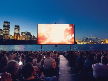 夏の風物詩、海上に浮かぶオープンエアシネマ